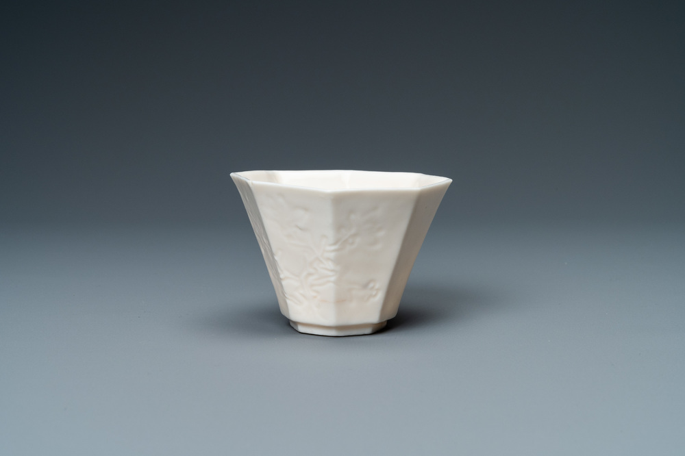 Un bol de forme octagonale en porcelaine blanc de Chine de Dehua, Kangxi