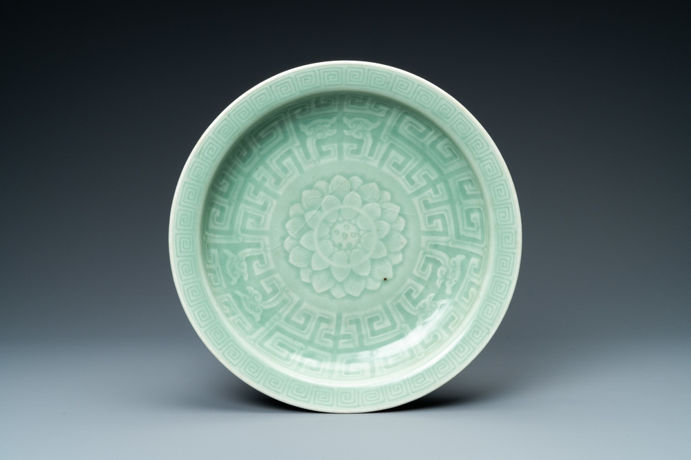 Een Chinese monochrome celadon 'lotus' schotel, Qianlong