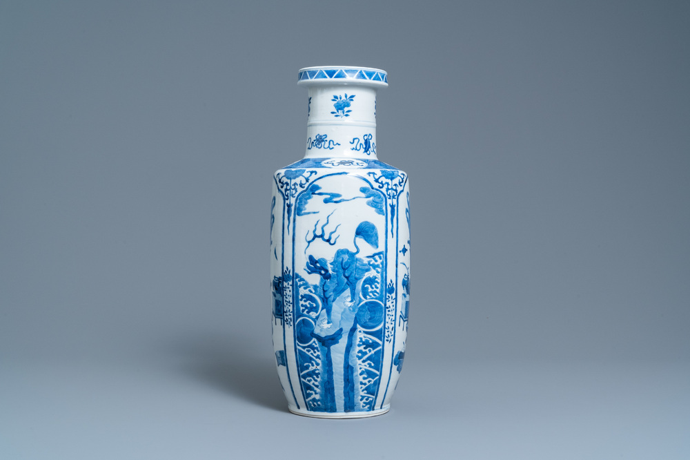 Un vase de forme rouleau en porcelaine de Chine en bleu et blanc, marque de Kangxi, 19&egrave;me