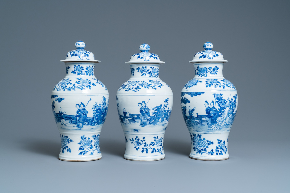 Drie Chinese blauw-witte dekselvazen, Kangxi merk, 19e eeuw