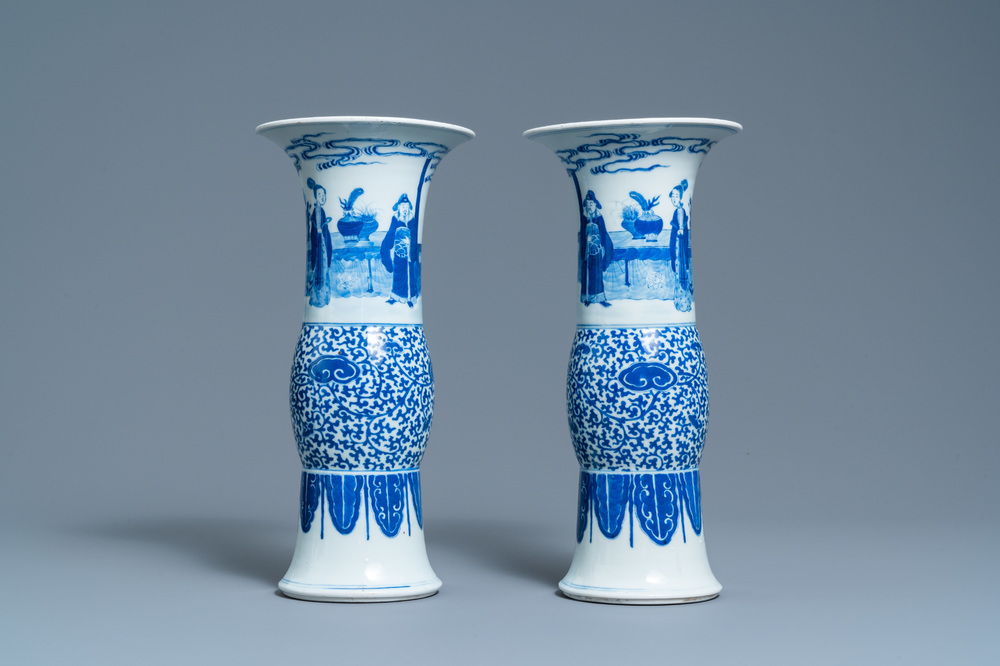 Une paire de vases en porcelaine de Chine en bleu et blanc, Guangxu