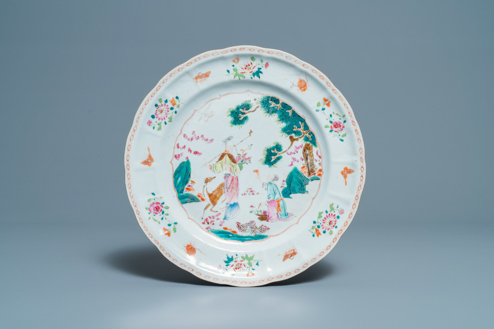 Un plat en porcelaine de Chine famille rose &agrave; d&eacute;cor de Xiwangmu, Qianlong