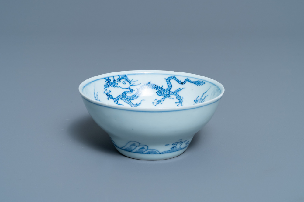 Een Chinese blauw-witte 'draken' kom, Kangxi/Yongzheng