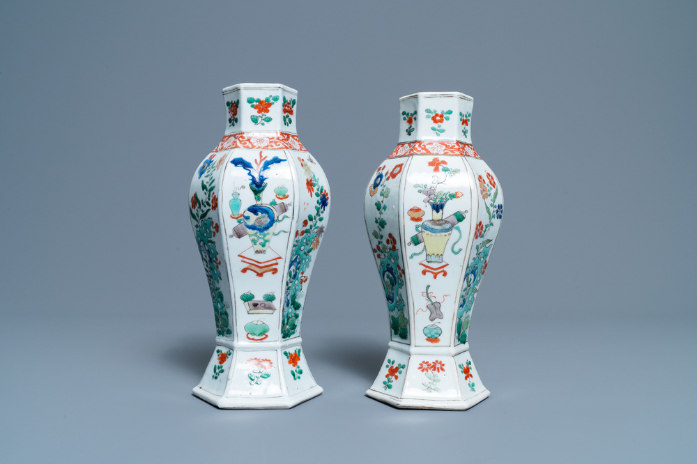 Une paire de vases en porcelaine de Chine famille verte, Kangxi