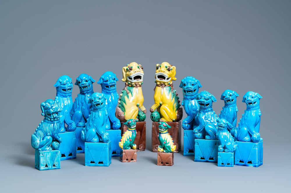 Quatorze mod&egrave;les de lions bouddhistes en porcelaine de Chine turquoise monochrome et famille verte, 19/20&egrave;me