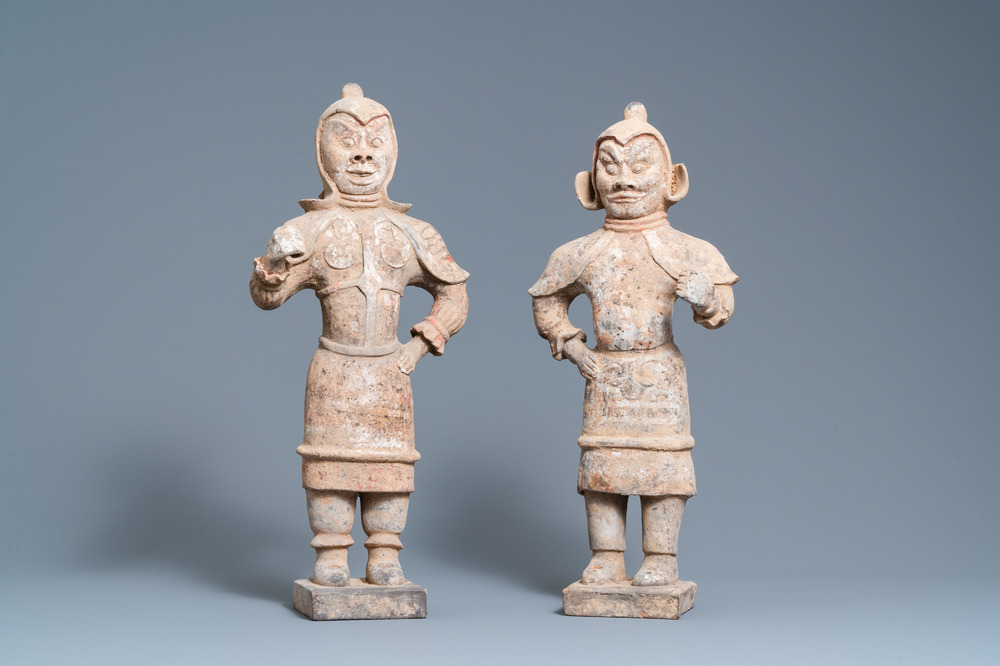 Une paire de figures de gardiens 'Lokapala' en terre cuite polychrom&eacute;e, Chine, Tang