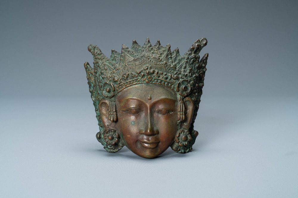 Un masque d'une d&eacute;esse en bronze, Tibet ou Asie du Sud-Est, 19&egrave;me