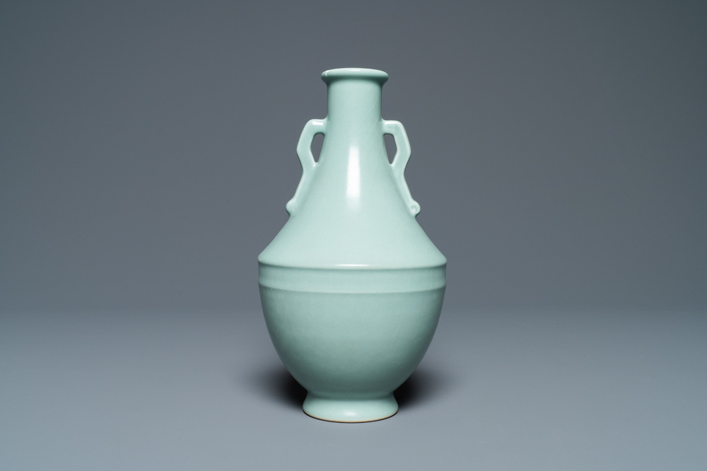 Een Chinese monochrome celadon vaas, Qianlong merk, Republiek