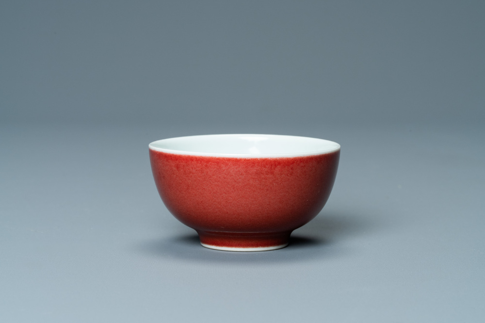 Une tasse &agrave; vin en porcelaine de Chine en rouge de cuivre monochrome, marque de Yongzheng, 19/20&egrave;me