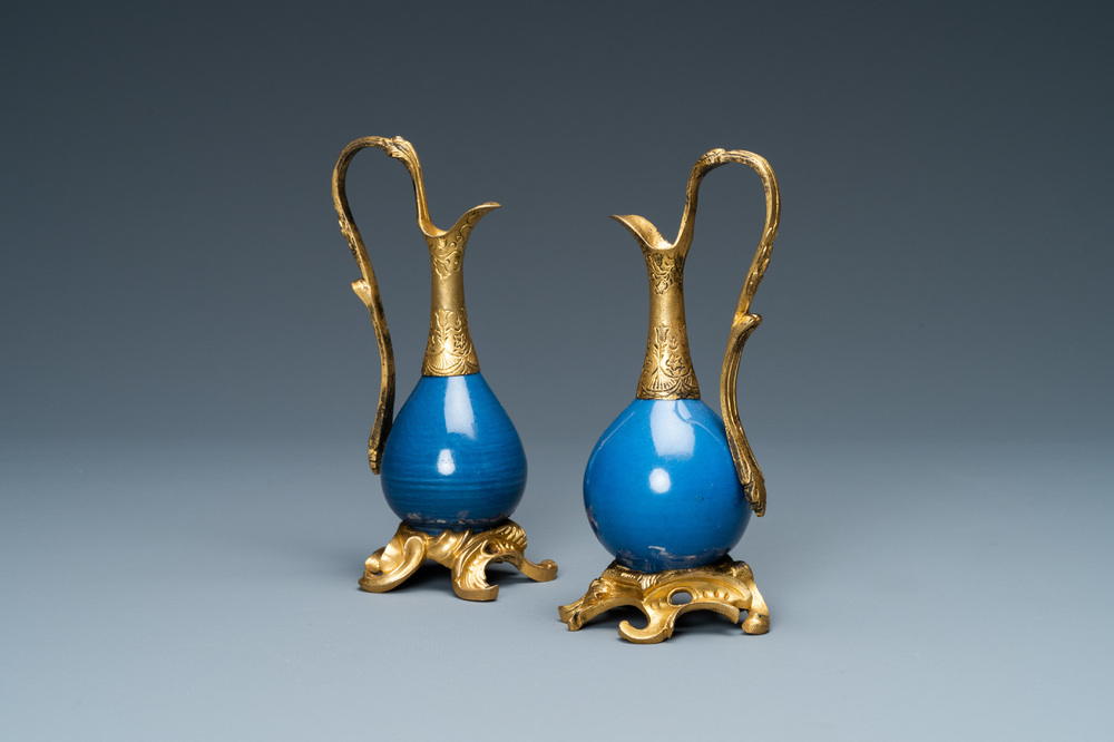 Deux vases en porcelaine de Chine bleu monochrome mont&eacute;s comme verseuses en bronze dor&eacute;, Kangxi et 19&egrave;me