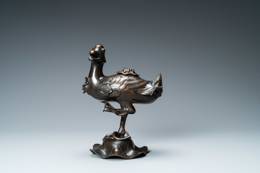 Un br&ucirc;le-parfum en forme de canard sur fleur de lotus en bronze, Chine, Ming