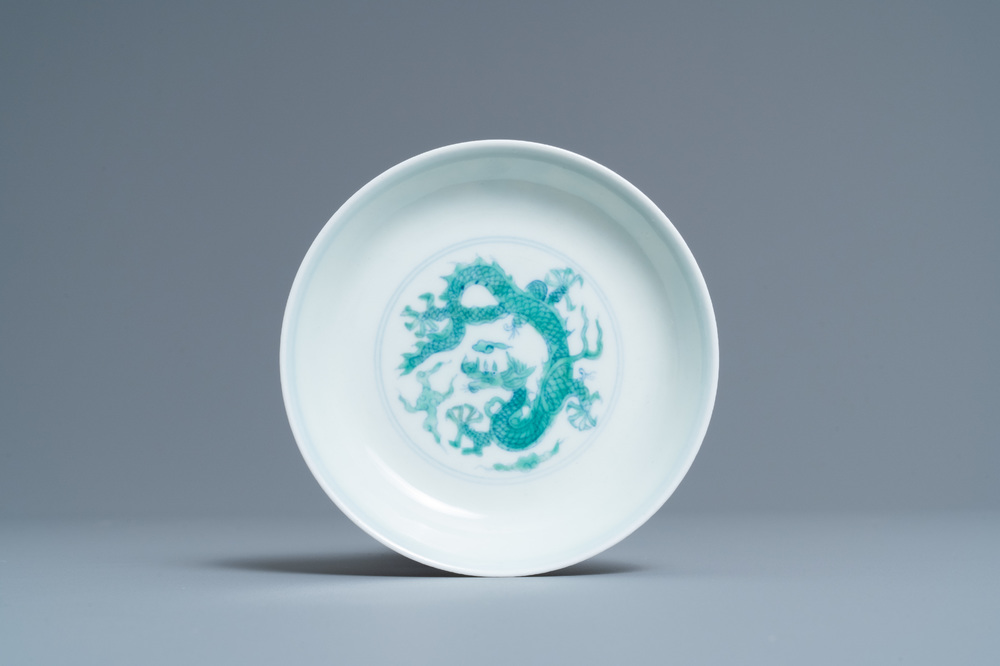 Une coupe en porcelaine de Chine en bleu et blanc et &eacute;maill&eacute; vert &agrave; d&eacute;cor d'un dragon, marque de Chenghua, 18/19&egrave;me