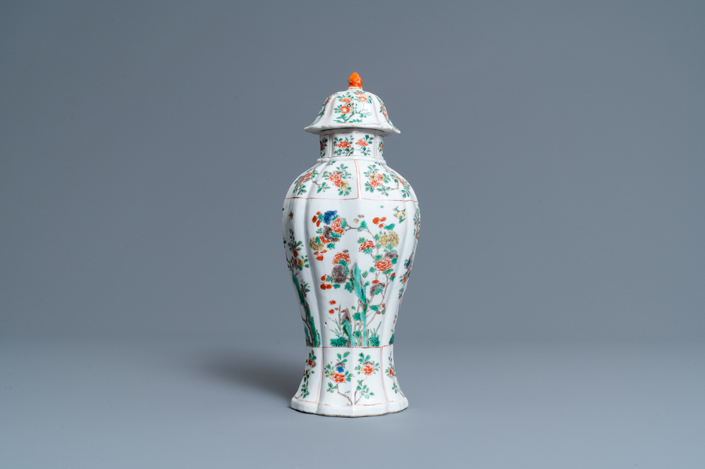 Un vase couvert en porcelaine de Chine famille verte, Kangxi