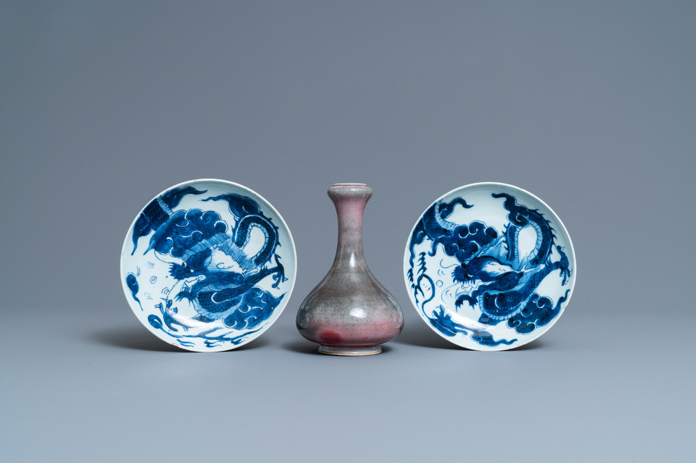 Une paire d'assiettes aux dragons en porcelaine de Chine en bleu et blanc et un vase en rouge de cuivre monochrome, Kangxi et apr&egrave;s