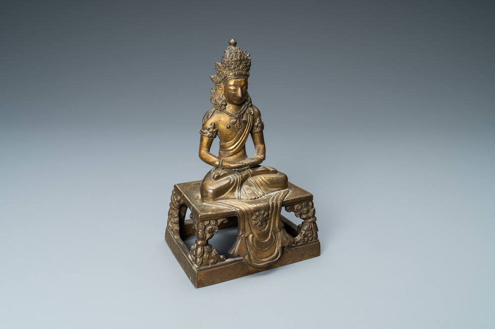 Een Chinese vergulde bronzen figuur van Boeddha Amitayus, Qianlong