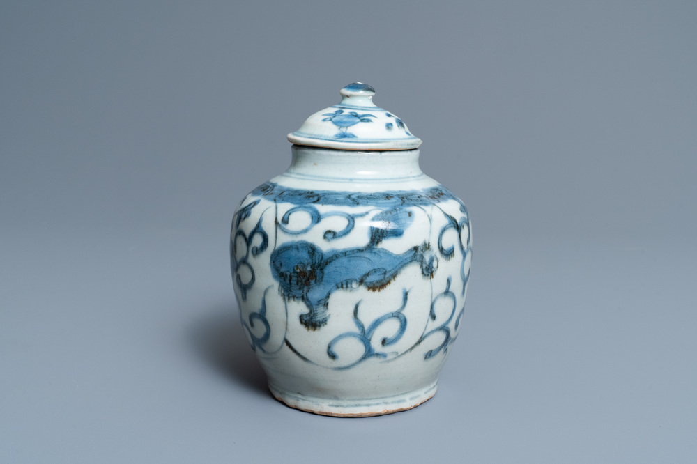 Un vase couvert en porcelaine de Chine en bleu et blanc, Wanli