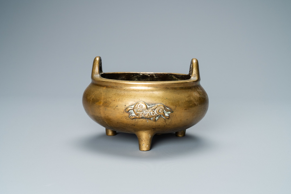 Een Chinese driepotige bronzen wierookbrander met olifanten, Qing