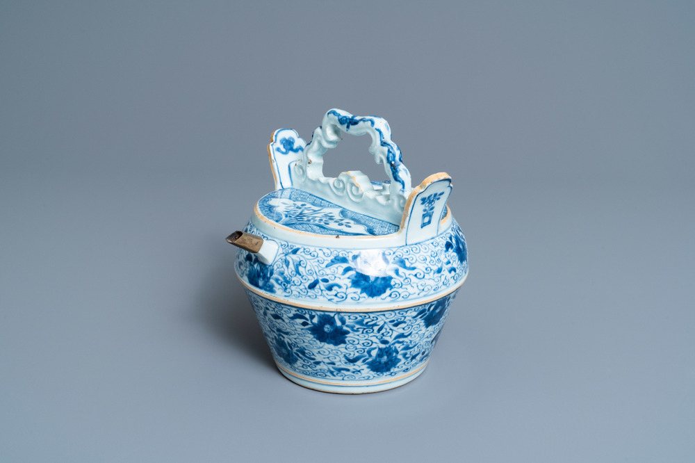 Een Chinese blauw-witte lijmpot voor de Indonesische of Vietnamese markt, Kangxi