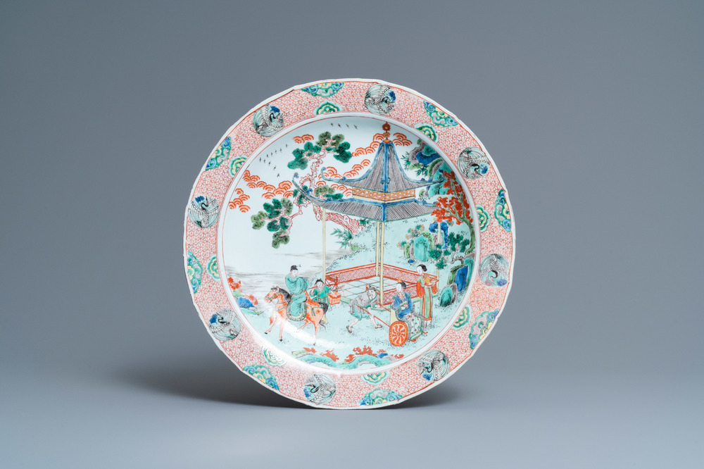 Un plat en porcelaine de Chine famille verte &agrave; d&eacute;cor de figures dans un paysage, Kangxi