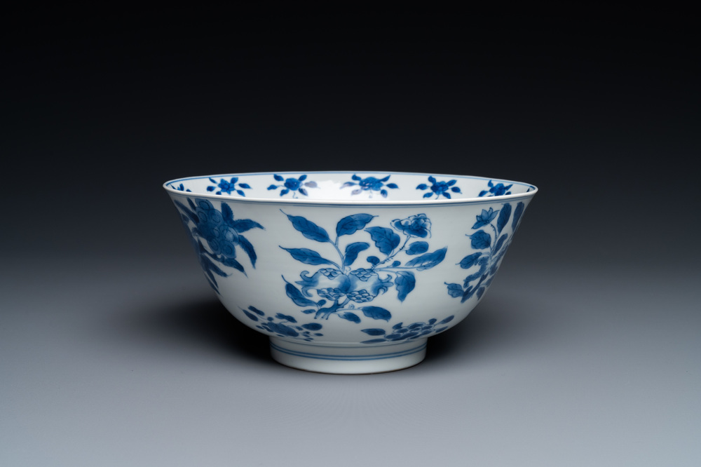 Un bol en porcelaine de Chine en bleu et blanc &agrave; d&eacute;cor 'sanduo', marque et &eacute;poque de Kangxi