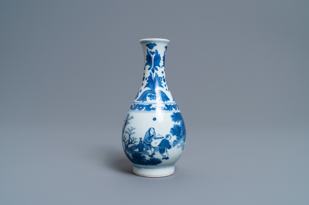 A Chinese blue and white pear-shaped bottle vase, Transitional period