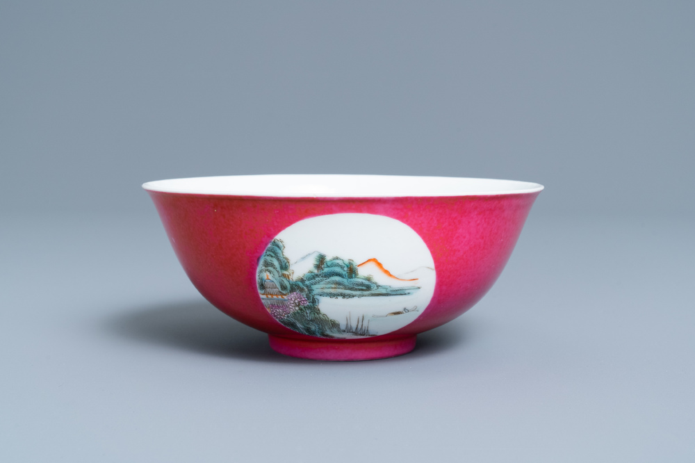 Un bol en porcelaine de Chine &agrave; fond rouge de rubis, 19/20&egrave;me