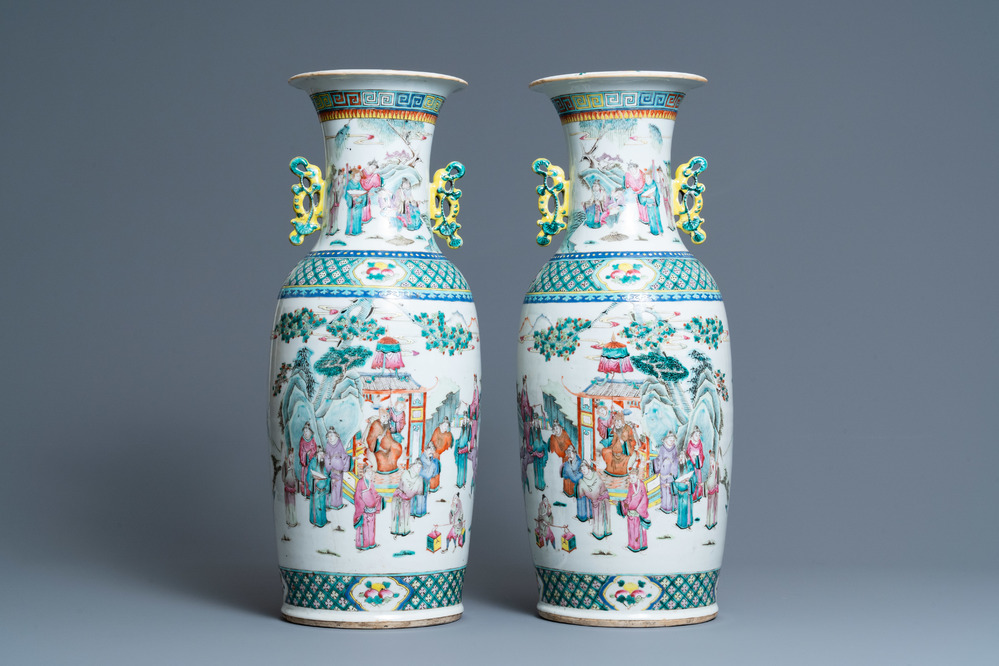 Une paire de vases en porcelaine de Chine famille rose, 19&egrave;me