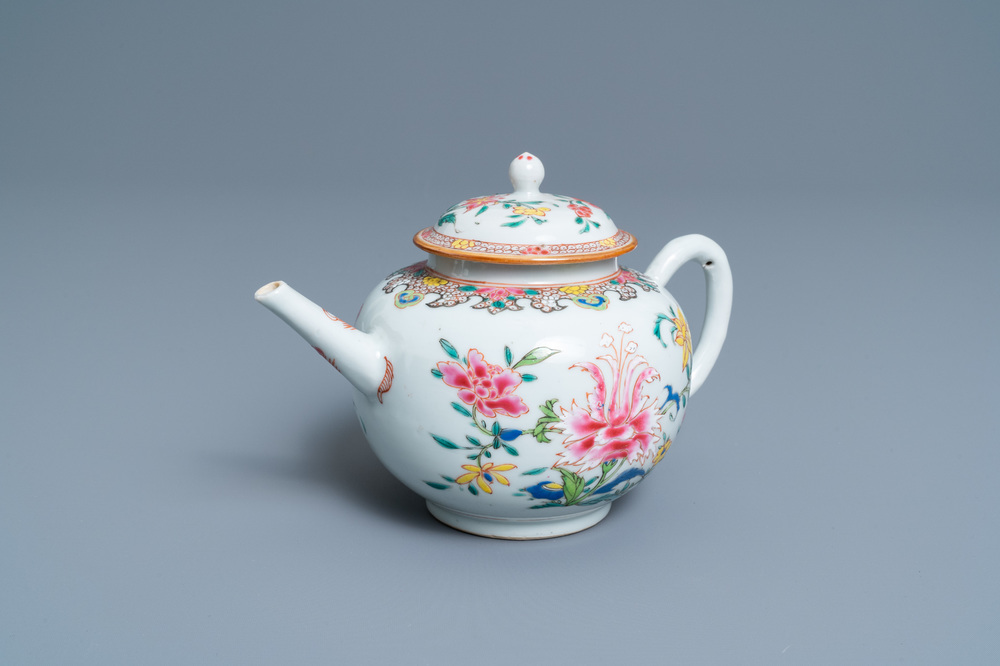 Une th&eacute;i&egrave;re couverte en porcelaine de Chine famille rose, Yongzheng/Qianlong