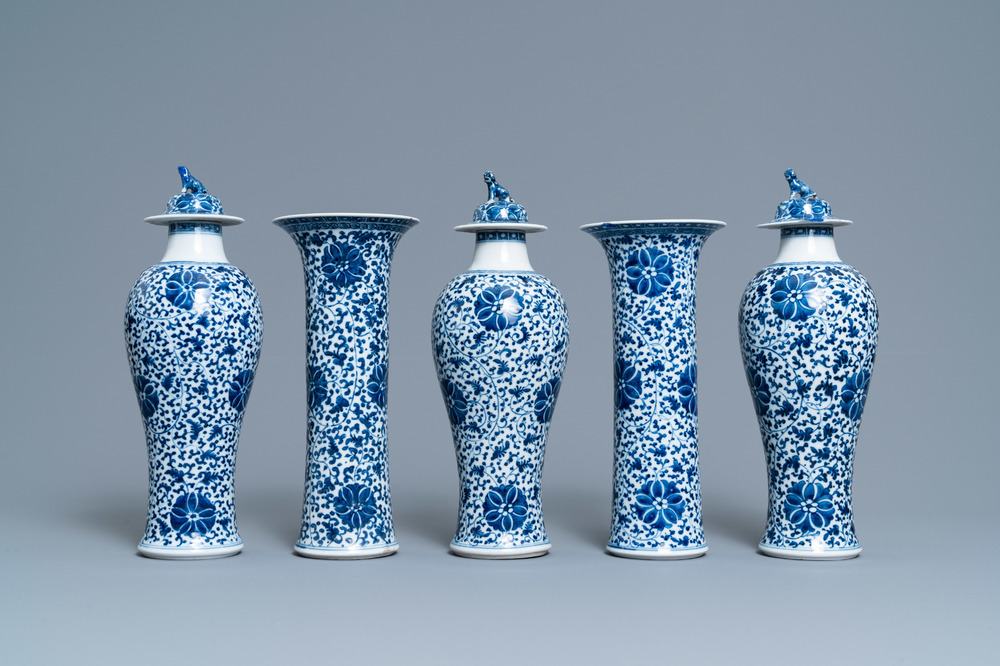 Une garniture de cinq vases en porcelaine de Chine en bleu et blanc &agrave; d&eacute;cor floral, 19&egrave;me