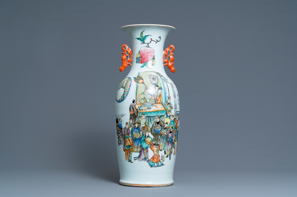 Un vase en porcelaine de Chine &agrave; double d&eacute;cor en qianjiang cai et famille rose, 19/20&egrave;me