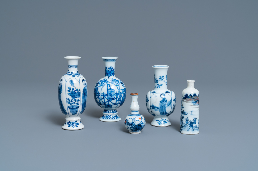 Cinq vases en porcelaine de Chine, la plupart en bleu et blanc, Kangxi