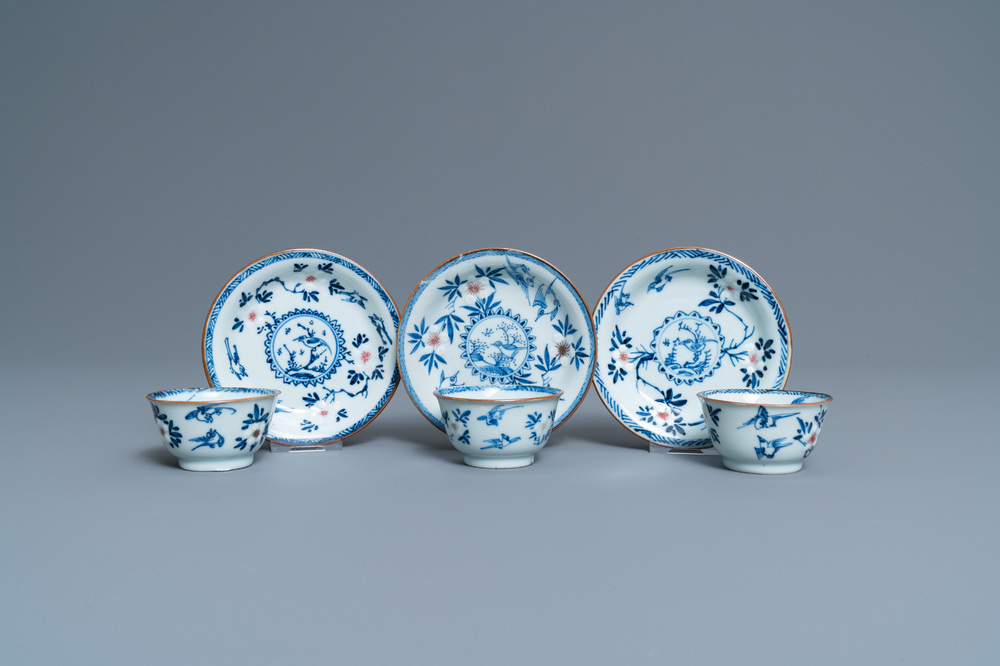 Drie Chinese blauw-witte en koperrode koppen en schotels, Kangxi