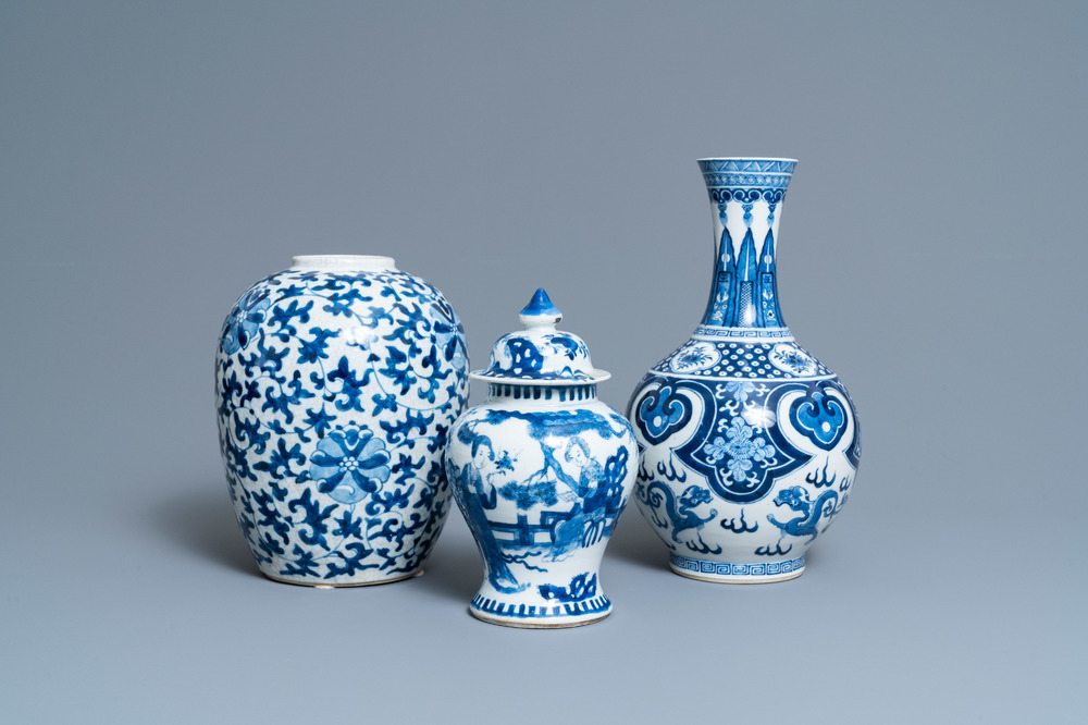 Drie Chinese blauw-witte vazen, 19e eeuw