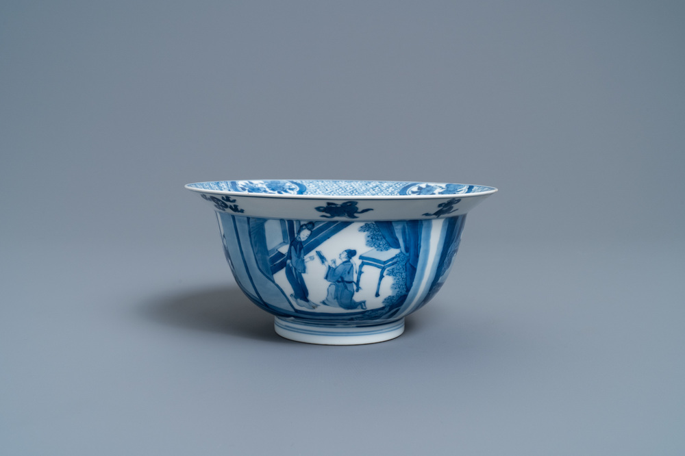 Un bol de type 'klapmuts' en porcelaine de Chine en bleu et blanc, marque de Chenghua, Kangxi