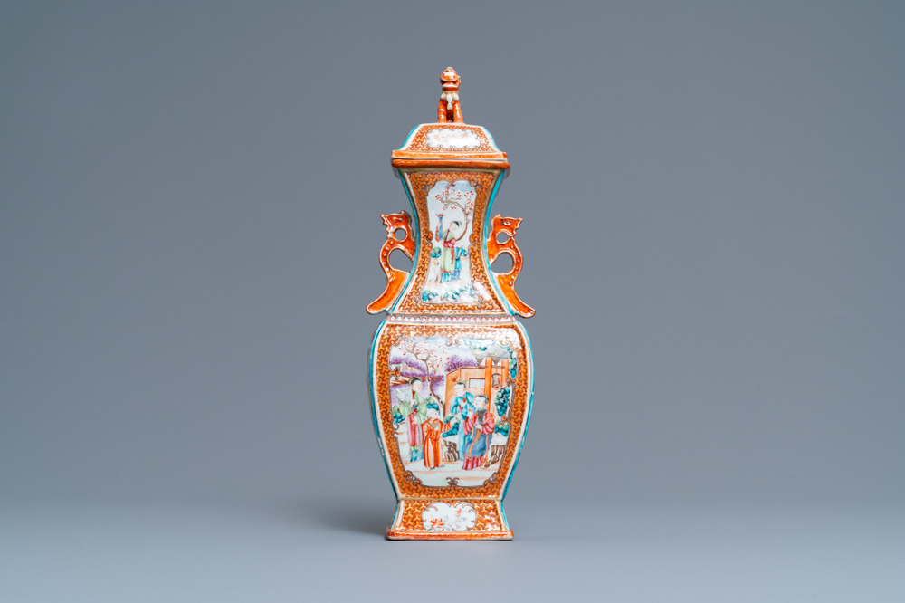 Een Chinese famille rose dekselvaas met mandarijns decor, Qianlong