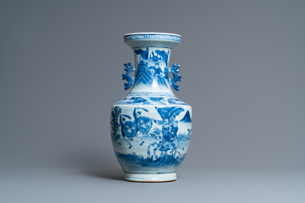 Un vase en porcelaine de Chine en bleu et blanc &agrave; d&eacute;cor de guerriers, 19&egrave;me