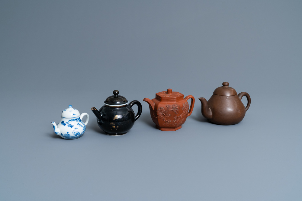 Vier Chinese theepotten in Yixing steengoed, blauw-wit en monochroom zwart porselein, Kangxi en later