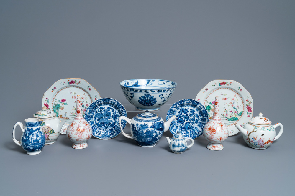 Een diverse collectie Chinees porselein, Ming en Qing