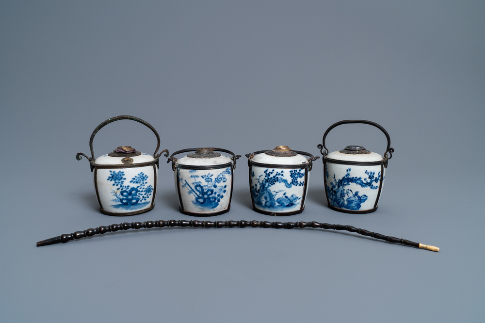 Vier Chinese blauw-witte 'Bleu de Hue' waterpijpen voor de Vietnamese markt, 19e eeuw