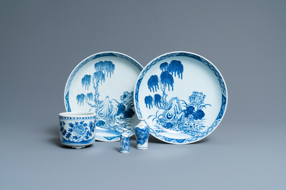 A pair of Chinese blue and white dishes, a brush pot and two snuff bottles, 18/19th C.