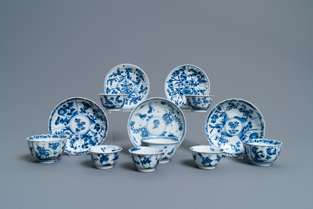 Huit tasses et cinq soucoupes en porcelaine de Chine en bleu et blanc, Kangxi