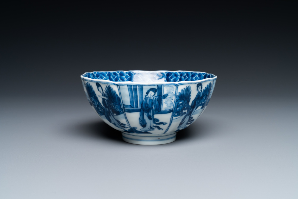 Un bol en porcelaine de Chine en bleu et blanc &agrave; d&eacute;cor de 'longues dames', marque de Chenghua, Kangxi