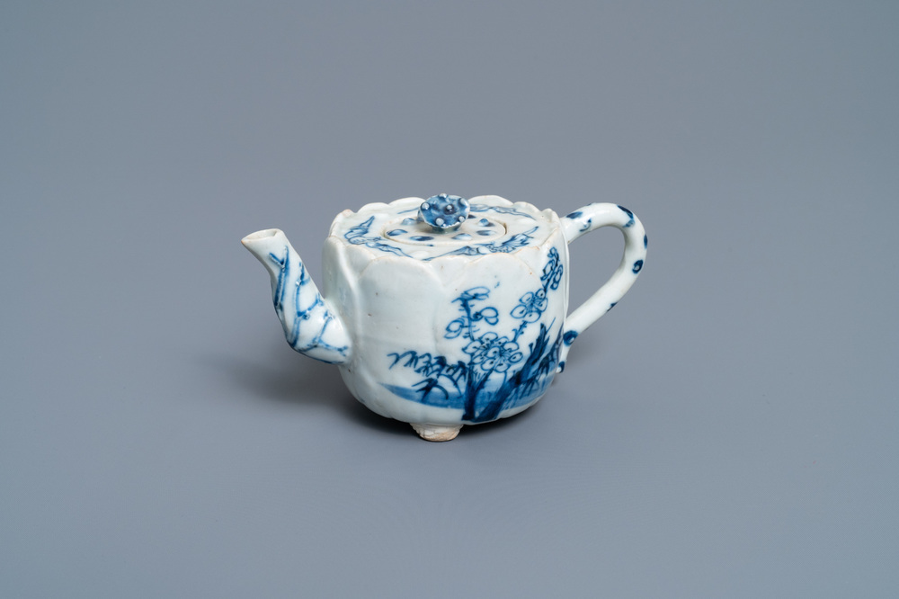 Een Chinese blauw-witte driepotige theepot in lotusvorm, Kangxi