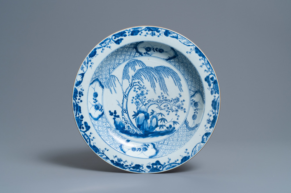 Un plat en porcelaine de Chine en bleu et blanc &agrave; d&eacute;cor des 'Trois amis de l'hiver', Yongzheng/Qianlong