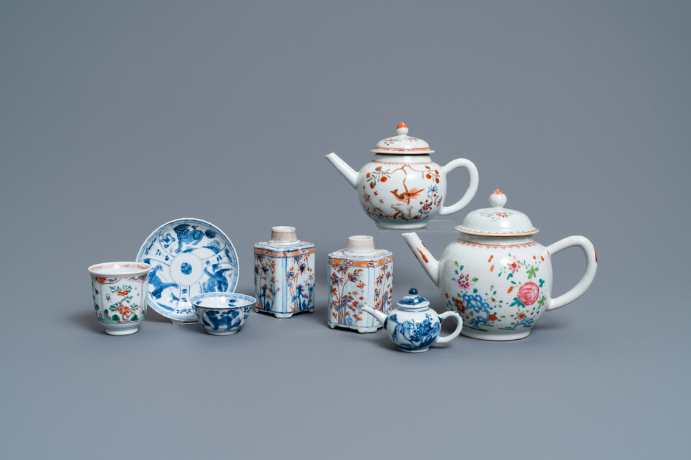 Une collection d'objets &agrave; th&eacute; en porcelaine de Chine en bleu et blanc, famille rose, verte et de style Imari, Kangxi/Qianlong