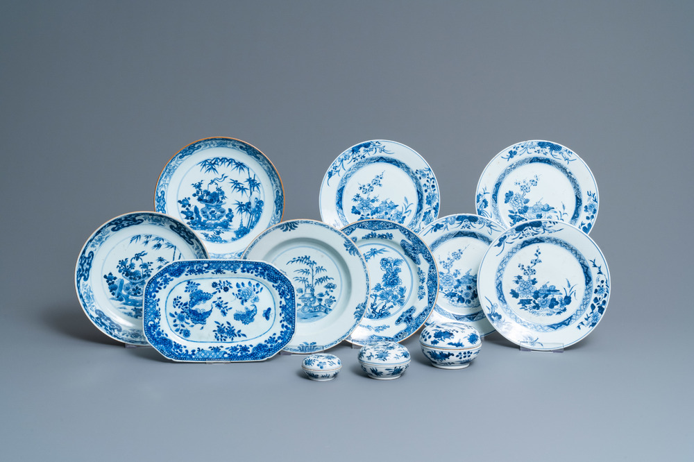 Huit plats, un sous-plat et trois bo&icirc;tes couvertes en porcelaine de Chine en bleu et blanc, Yongzheng et apr&egrave;s