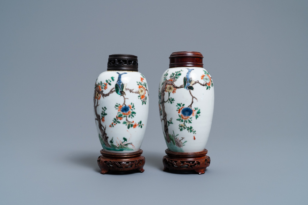 Une paire de vases en porcelaine de Chine famille verte, Kangxi