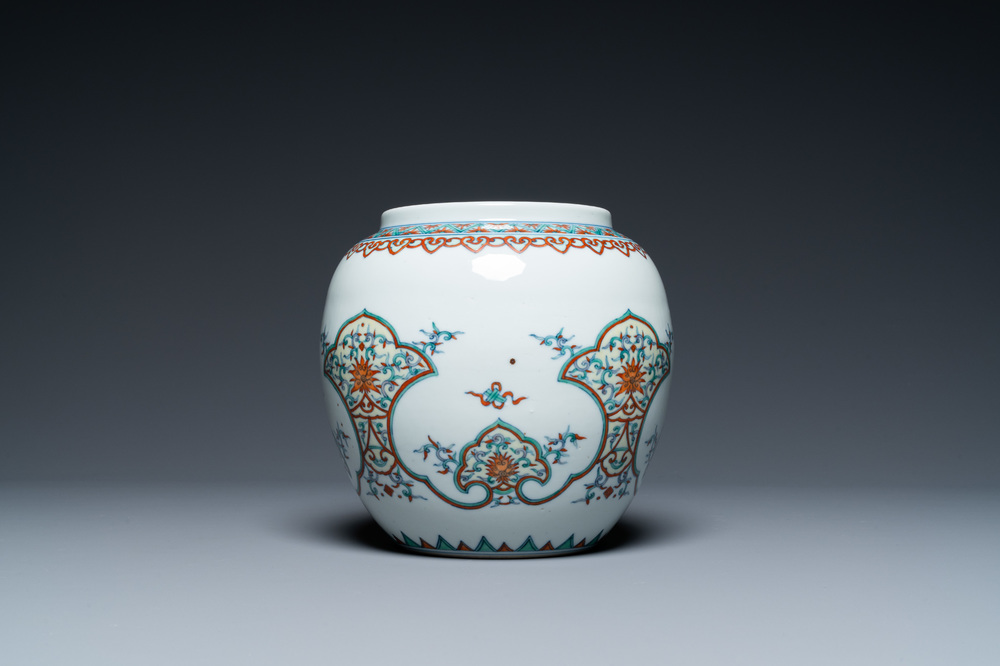 Une jarre en porcelaine de Chine doucai, marque et &eacute;poque de Yongzheng, R&eacute;publique