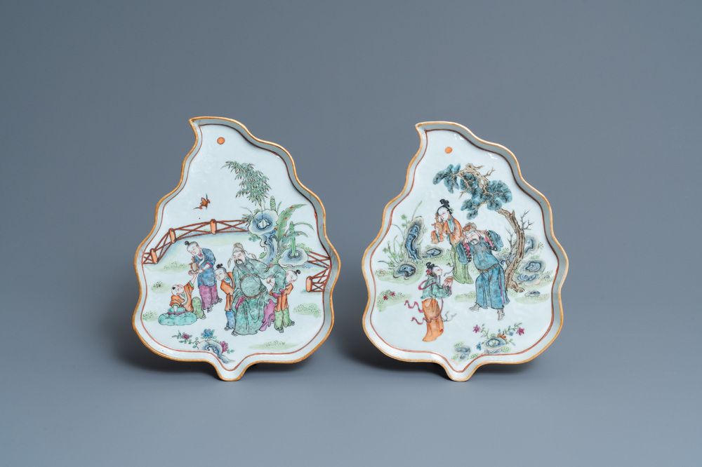 Deux plats en forme de feuilles en porcelaine de Chine famille rose, 19&egrave;me