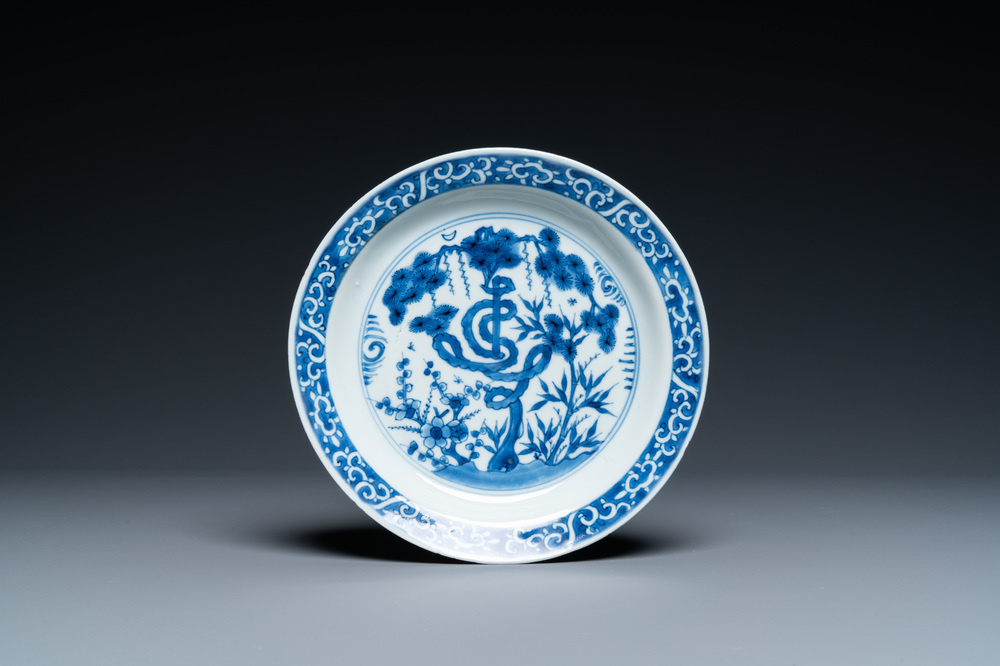 Een Chinees blauw-wit 'Shou' bord met de 'Drie vrienden van de winter', Tianqi/Chongzhen